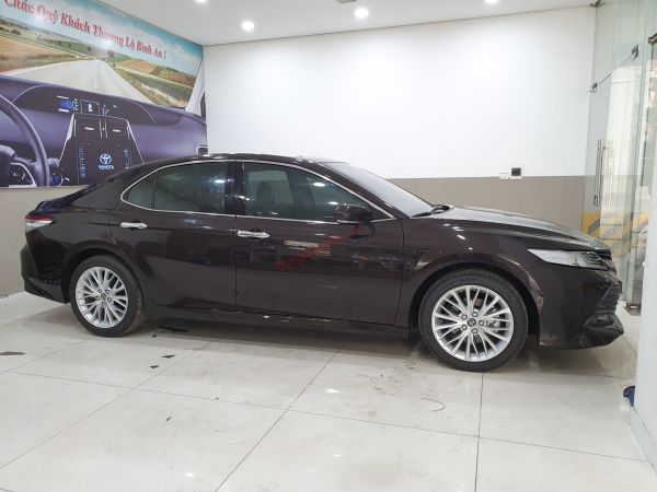 Toyota Camry màu nâu cafe