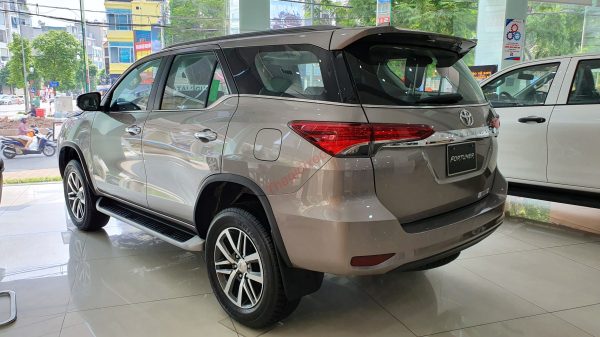 Phần hông xe Fortuner 2020