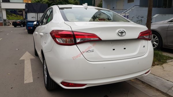 Phần đuôi xe Vios E