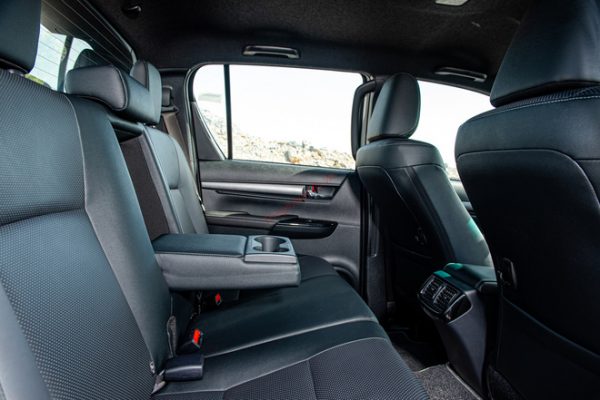 so sánh hàng ghế thứ 2 trên bán tải hilux và ranger