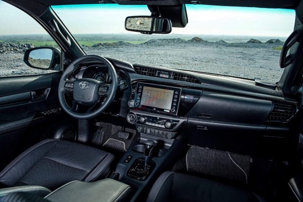 Nội thất bán tải Hilux 2.8V 2023