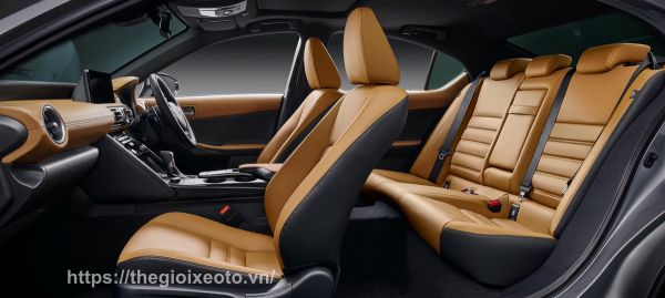 Không gian nội thất trên Lexus IS 2022