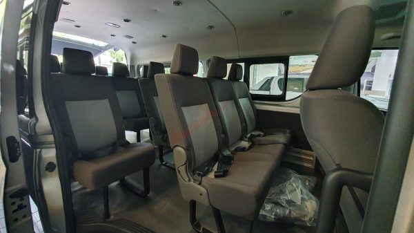 Cách bố trí hàng ghế trên Toyota Hiace 2021