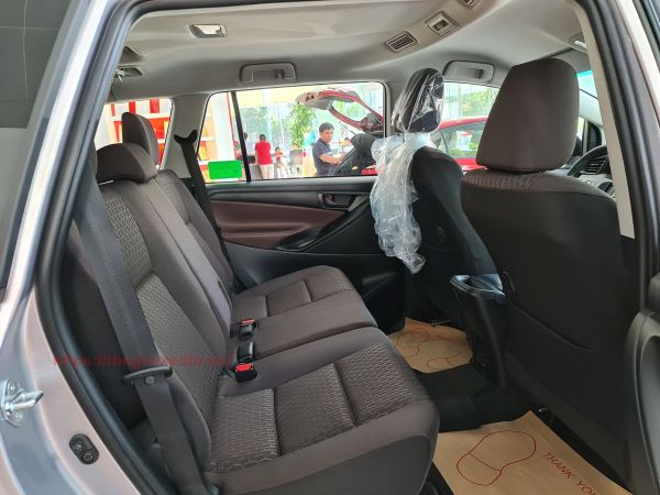 Hàng ghế thứ 2 trên Toyota Innova 2.0E 2022