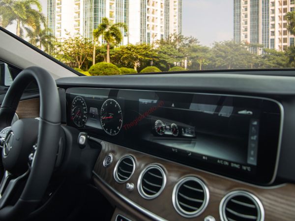 màn hình dvd mercedes E200 Exclusive