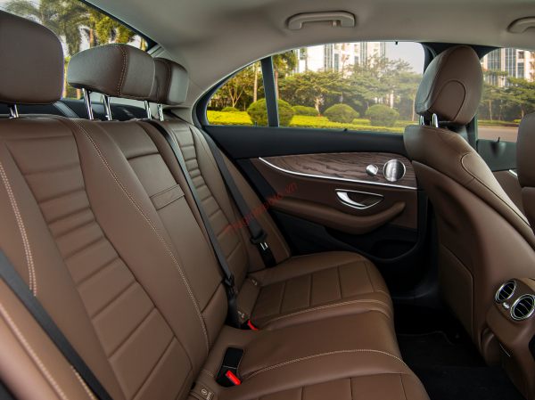 hàng ghế thứ 2 mercedes E200 Exclusive