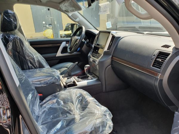Nội thất ghế da đen trên xe Land Cruiser 2021
