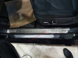 Nẹp bước chân mạ crom phía trước xe camry