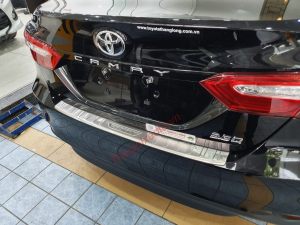 Ốp chống chày cốp ngoài mạ crom toyota camry