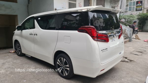 Phần hông xe Alphard Luxury