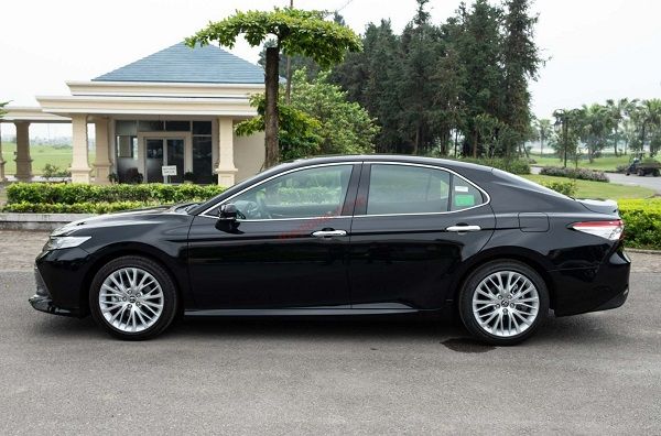 Toyota Camry màu đen