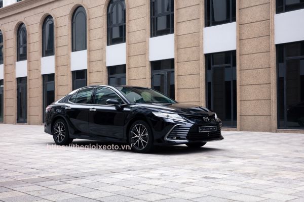 Toyota Camry 2023 màu đen