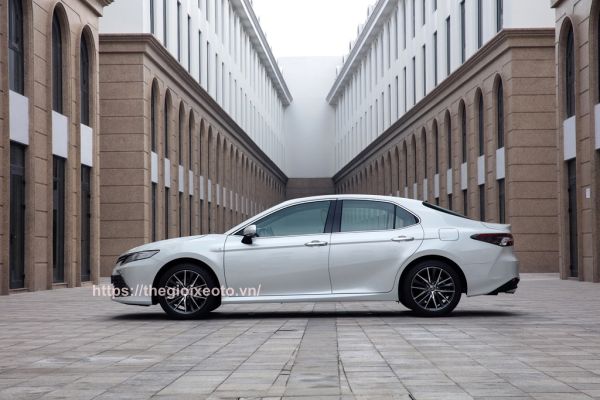 thân xe Toyota Camry 2023