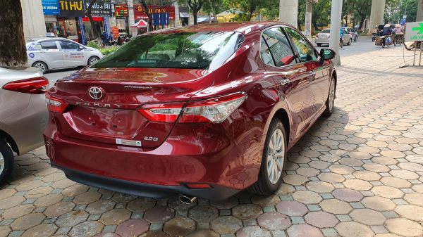 Toyota Camry màu đỏ