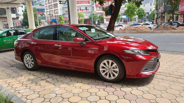 Màu xe Toyota Camry 2021: Với 7 màu xe gồm đen, trắng, đỏ, nâu, bạc...