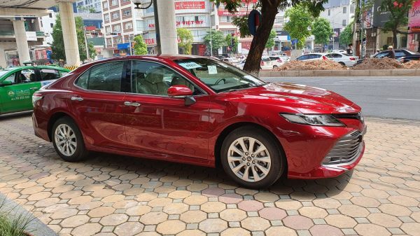 Toyota Camry màu đỏ