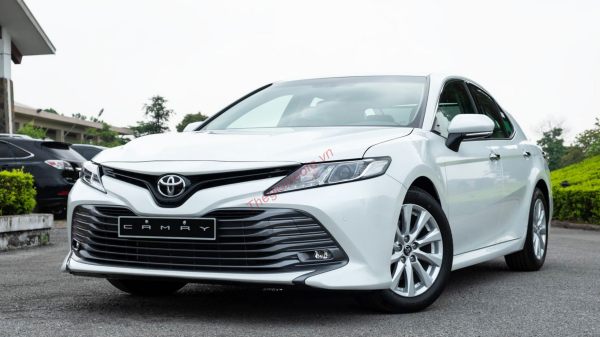 Toyota Camry 2020 màu trắng ngọc trai