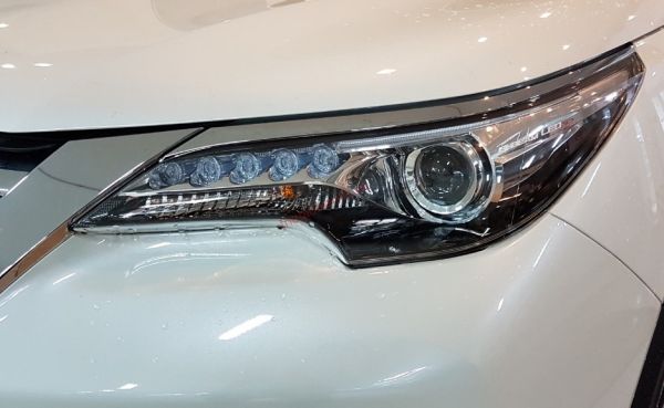 đèn pha toyota fortuner