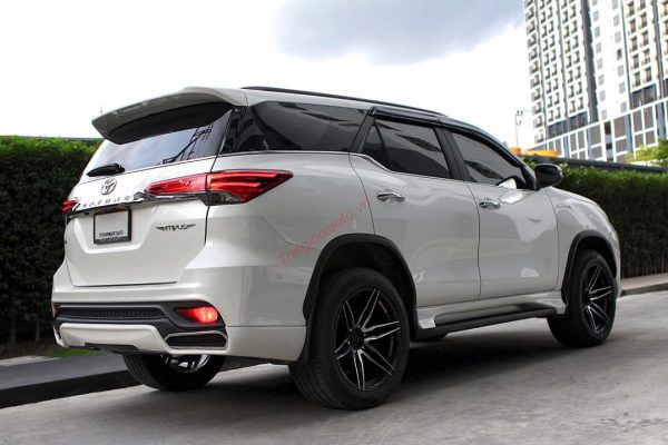 hông xe sau khi độ bộ body kit lexus ativus độ cho fortuner