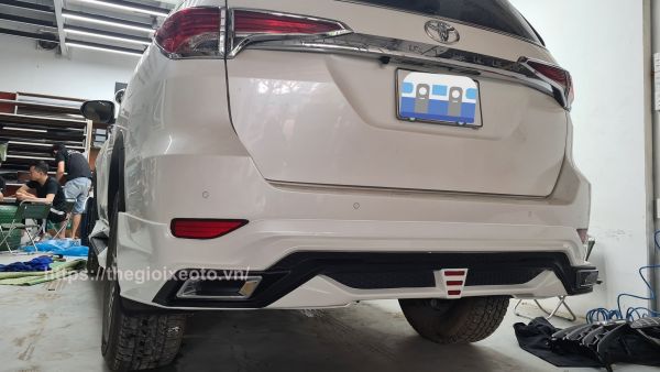 Ốp cản sau trong gói độ body kit Lexus LX570 cho xe Fortuner 2021