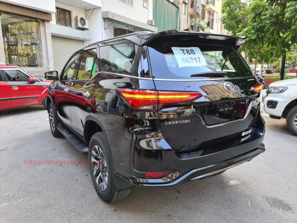 hông xe toyota fortuner legender 2022