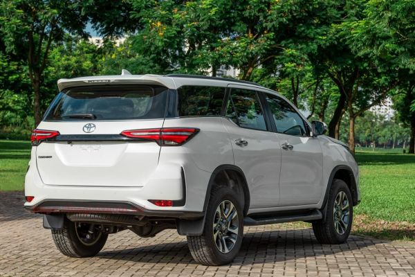 hông xe toyota fortuner legender 2022