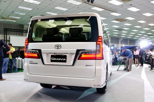 Phần đuôi xe Granvia 2020