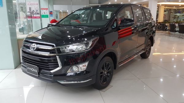 toyota innova venturer màu đen