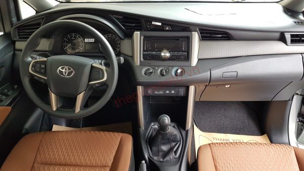 nội thất trên toyota Innova 2.0E