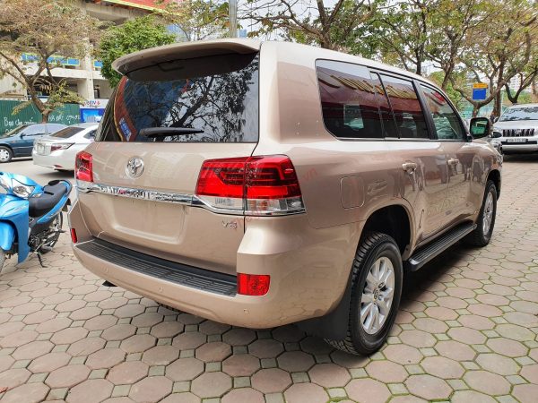 Hông xe Toyota Land Cruiser V8 2020 màu vàng cát