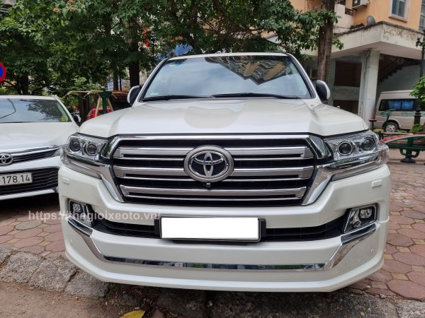 đầu xe Land Cruiser 2021 màu trắng ngọc trai độ body kit