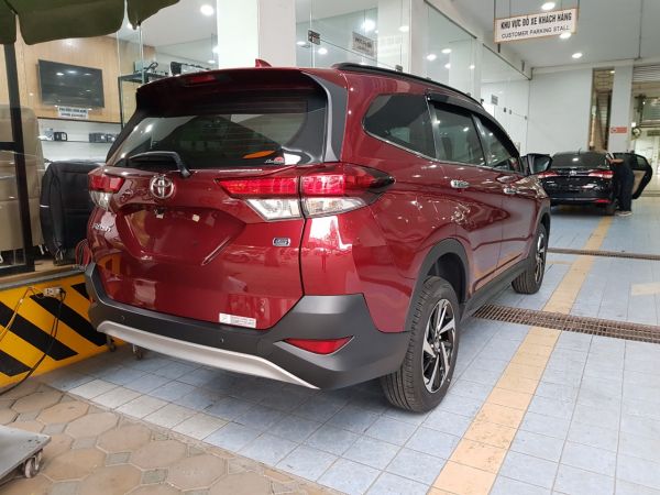 Toyota Rush màu đỏ đun