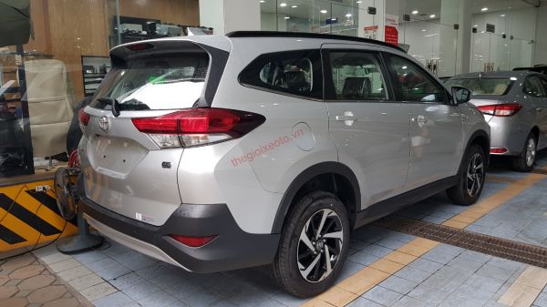 Toyota Rush màu bạc