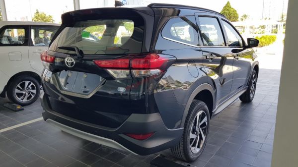 Toyota Rush màu đen