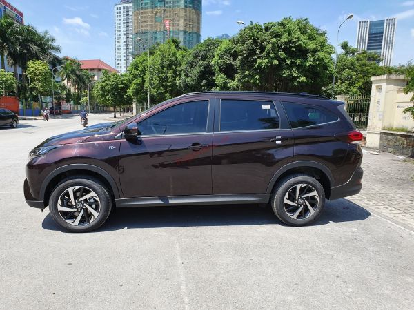 Toyota Rush màu đỏ mận