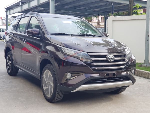 Toyota Rush màu đỏ mận