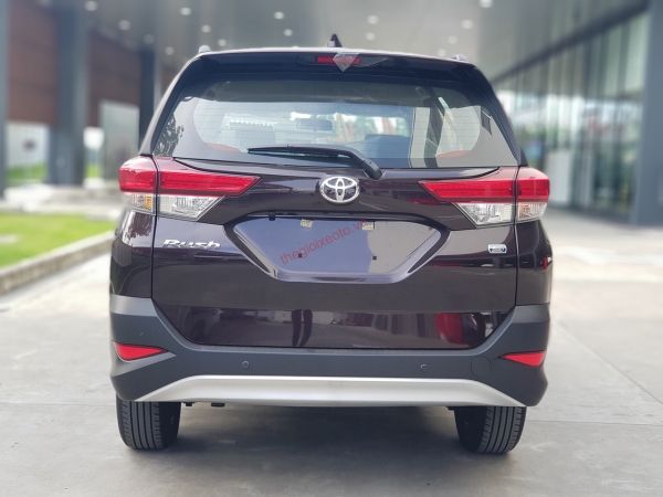 Toyota Rush màu đỏ mận