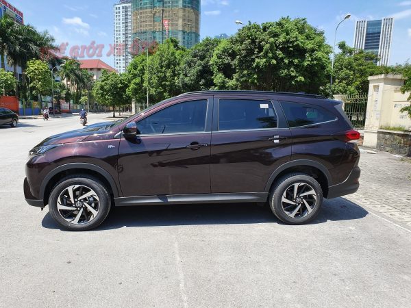 Toyota Rush 2022 nhập khẩu màu đỏ mận