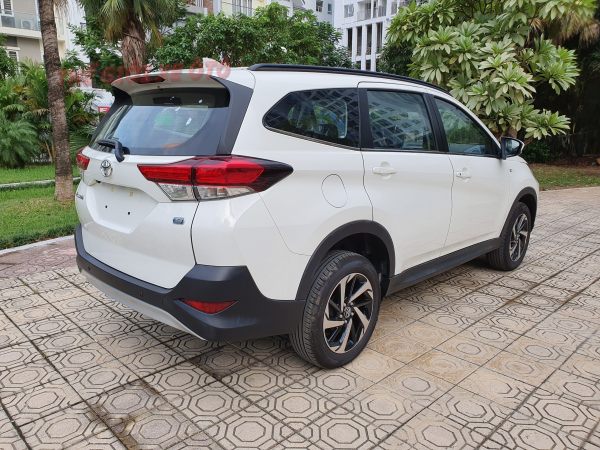 Đuôi xe Toyota Rush 2022 màu trắng