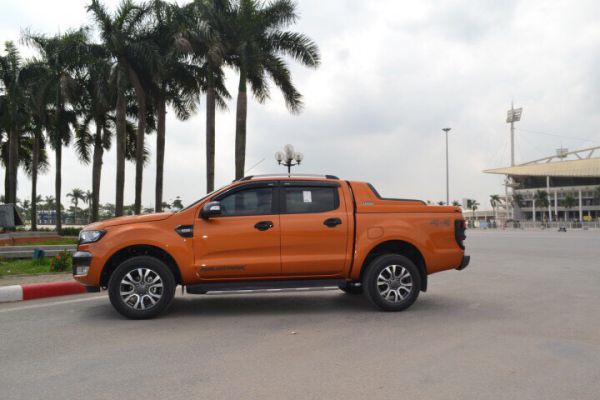 Ford Ranger lắp nắp thùng thấp