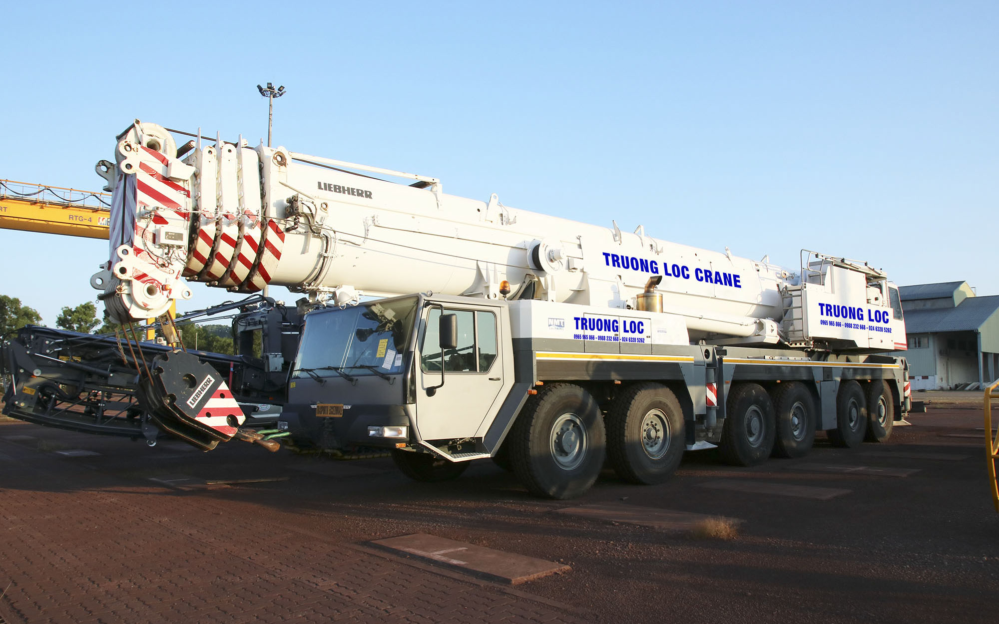 CẨU 300T LIEBHERR LTM1300 SẴN SÀNG VẬN HÀNH VỚI TẢI TRỌNG LỚN VÀ ĐỘ ỔN ĐỊNH CAO
