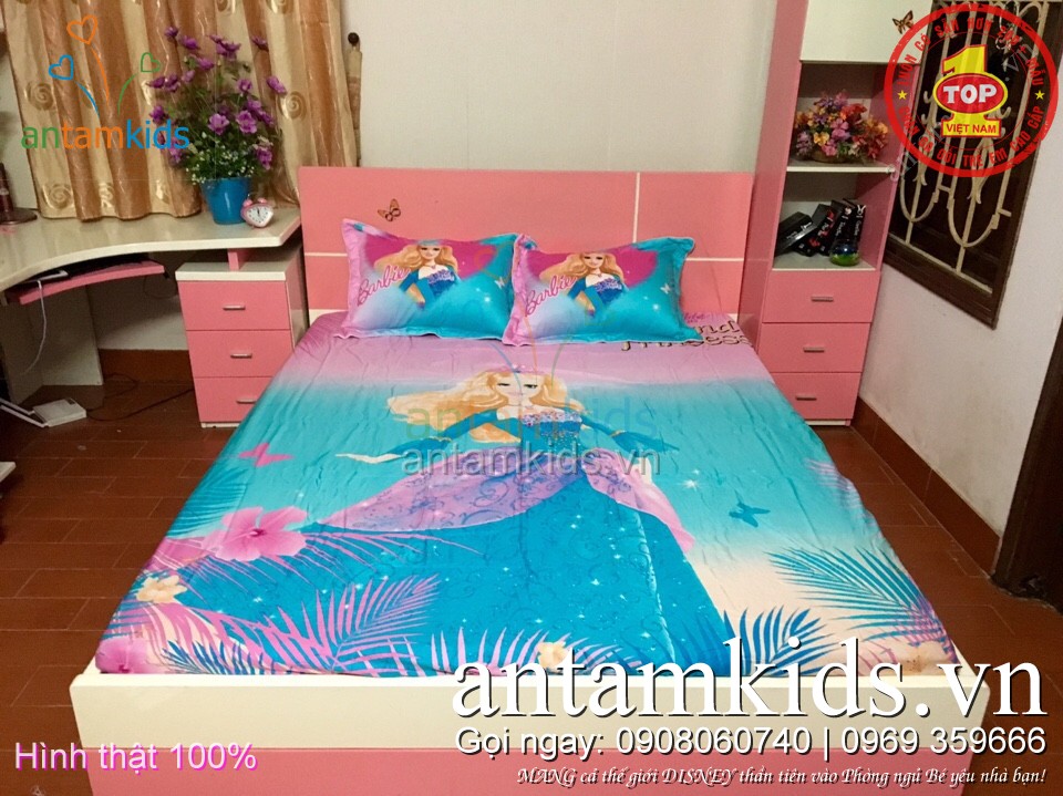 Bộ drap ra trải giường cho bé gái hình Búp bê Barbie màu xanh antamkids
