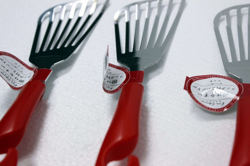 Kết quả hình ảnh cho Xẻng lật bản rộng, có rãnh bằng inox KAI (cán đỏ)"