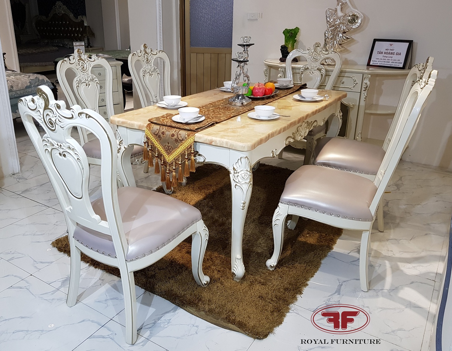 Với thiết kế mặt đá hình chữ nhật đẹp mắt và chất liệu cao cấp, bộ bàn ghế ăn tân cổ điển sẽ đem lại cho căn phòng ăn của bạn vẻ đẹp ấn tượng và độc đáo.