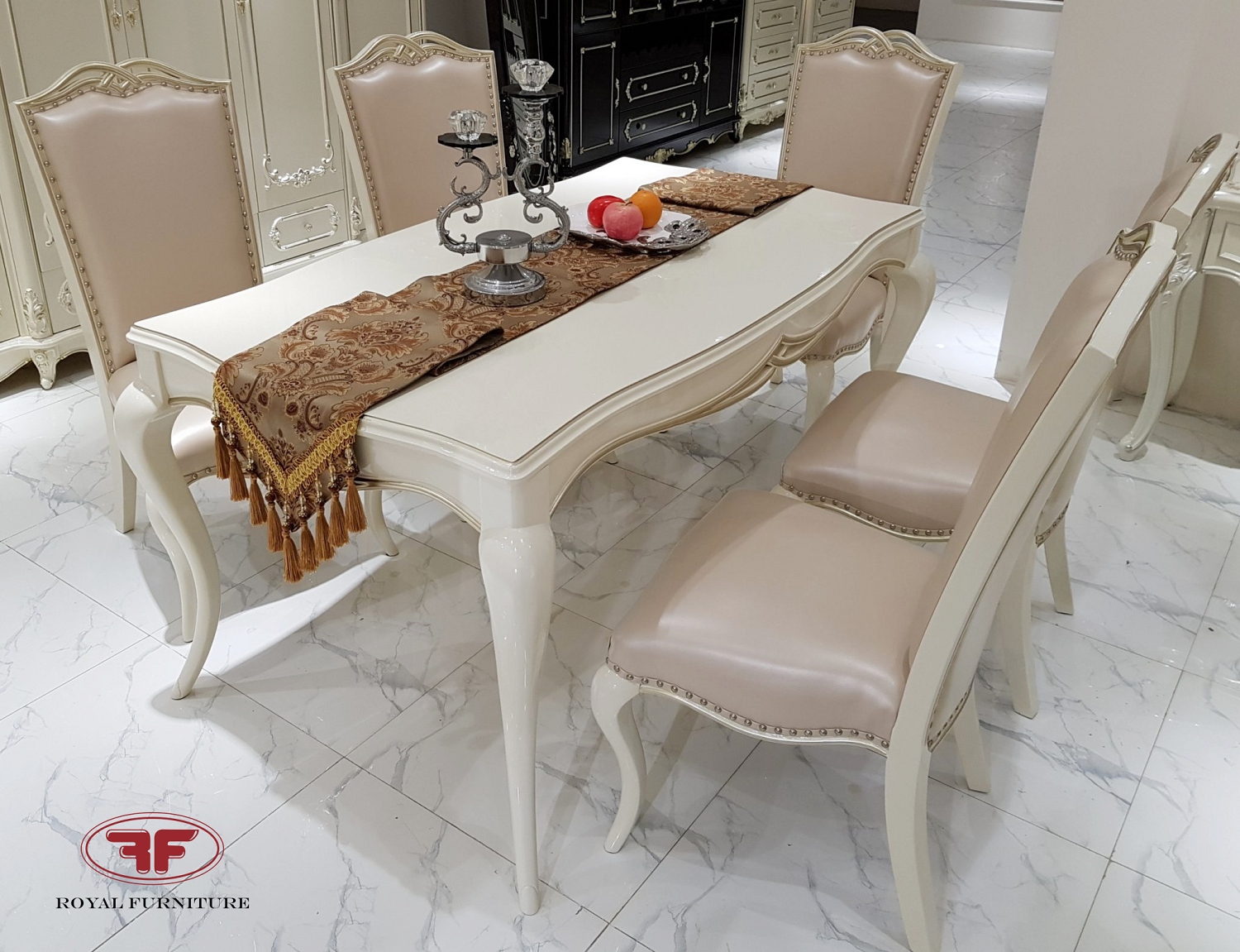 Bộ bàn ghế ăn gỗ tự nhiên màu trắng Tân Cổ Điển phong cách Ý nhập khẩu trở nên phổ biến hơn trong suốt những năm qua. Sự độc đáo và tinh tế của bộ bàn ghế này mang lại một cảm giác sang trọng và hiện đại cho căn phòng ăn của bạn. Nó sẽ tạo ra một không gian ấm cúng cho bữa ăn gia đình thường ngày của bạn.