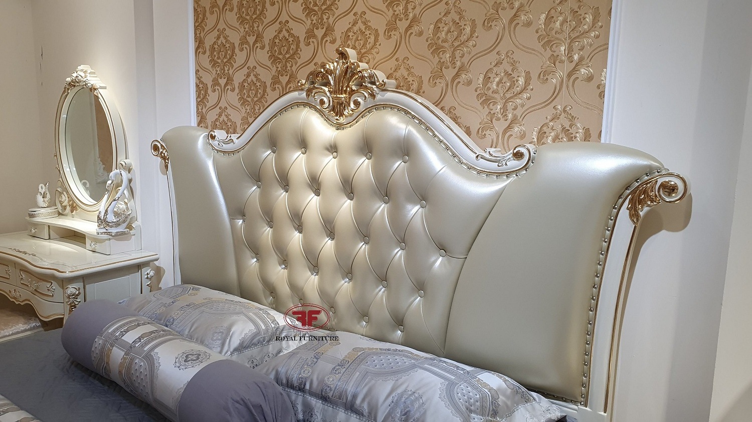 Giường ngủ dát vàng tân cổ điển 1m8x2m đẳng cấp hoàng gia 8819B
