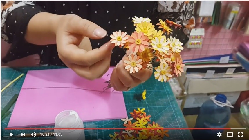 Hướng dẫn làm bình hoa cúc từ dập cắt giấy