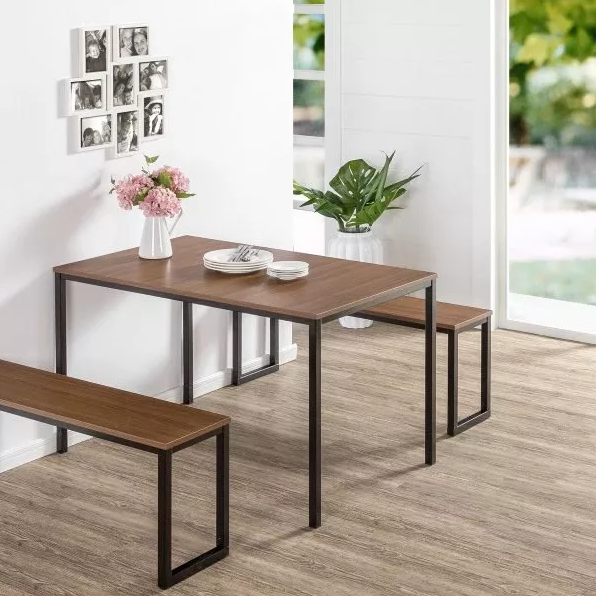Một chiếc bàn ăn gỗ nhỏ nhắn nhưng đầy tính thẩm mỹ sẽ là điểm nhấn tuyệt vời cho gian bếp nhà bạn. Với thiết kế hiện đại và sang trọng, chiếc bàn này sẽ mang lại không gian ấm cúng và thoải mái cho bữa ăn gia đình.
