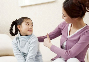 Điệp khúc quen thuộc của phần lớn cha mẹ Việt đang giết chết sự tự tin của trẻ, khiến các bé lớn lên vừa yếu vừa nhát, không làm được chuyện lớn
