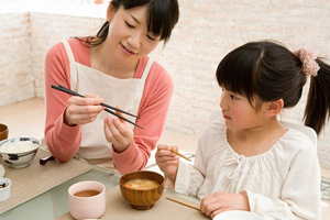 Sự khác biệt giữa mẹ đẻ và người mẹ là gì?